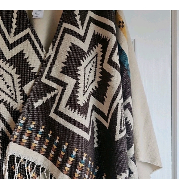 Shyanne Poncho Boho Aztec Shawl Wrap Southwest Fringe Tribal Open Front One Size - Picture 2 of 5